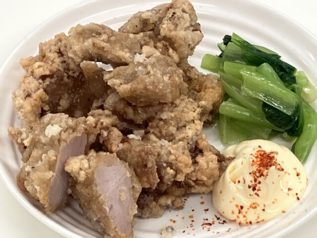 【唐揚げカモ？！】

一味マヨを添えた美味しそうな唐揚げ♪

今回また珍しいお肉を知り合いの方から譲っていただきました。
実はこれ、カモのお肉なんです！

トリ肉ということで唐揚げにしてみたのですが……

強めに利かせたニンニクでも隠しきれない野性味と、噛み切れないほどでは無いけれど固めの食感。

なんとも言えないクセと肉質で、すごく、ワイルドです。

いつもおいしく食べている普通の柔らかい唐揚げとどうしても比べてしまいます。
もしかしたら今回のお肉はあまり唐揚げには向いてなかったかもしれません。

そういえば鴨南蛮そばなどに乗ってるカモのお肉は、薄めにスライスしてありますね。
食べてみて初めて分かることばかりです……

また珍しい食材が手に入ったら食べてご紹介したいと思います！

＊＊＊

 #カモ #鴨肉 #唐揚げ #食感 #美味しい食べ方 #料理好き #肉好き #熊本の会社 #熊本求人 #熊本 #採用 #一期一会 #商品開発部 #品質管理部 #製造部 #ナカガワフーズ #nakagawafoods