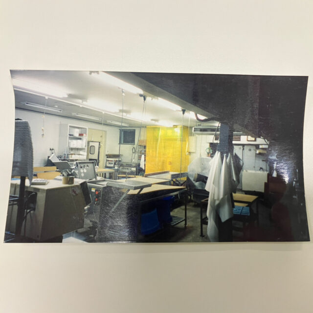 【思い出の一枚】
年末に向けて会社の書類整理をしていたところ、なんとも懐かしい1枚の写真が出てきました！

一見すると何の変哲もないスナップですが、実はこれナカガワフーズが現在地に移転する前に営業していた、熊本市北区にある食肉加工場の写真なんです。

作業台や機械がずらりと並び、きれいに整頓されている様子から、当時の現場の空気がふわりとよみがえります。

現在の場所に新工場を構えたのが2004年なので、おそらく20～30年前（！）の貴重な一枚ということになります。

ナカガワフーズの原点は、創業期にスーパーのバックヤードで行っていた精肉の加工・販売。

その小さなスタートから、徐々に事業規模を広げ、関東・関西へと販路を拡大し、今では海外からも人材が集まる、県内でも屈指の企業へと成長しました。

ちなみに、この場所は現在でもナカガワフーズの関連会社が入っており、モツやスジ肉といった内臓肉の加工などを行っており、“食を支える現場”として今も活動を続けています。

#自己紹介
#会社の歴史 
#スナップショット 
#工場見学
#料理好き
#料理好きな人と繋がりたい
#肉好き
#熊本の会社
#熊本
#ナカガワフーズのレシピ
#ナカガワフーズ
#nakagawafoods
#MICA
#ひまわり
#ひまわりとともに
#ナカガワフーズのテーマソング
#ナカガワフーズの歌が好き
#熊本から世界へ
#この歌知ってる人とつながりたい